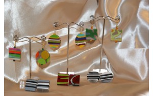 orecchini fatti con resine policrome e metallo free nichel