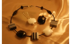 collana resina policroma con componenti e perline di vetro