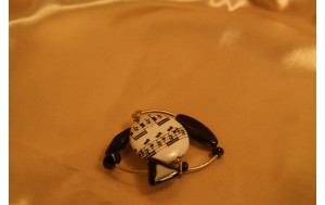 spilla in argento con componenti vetro e decoupage musicale