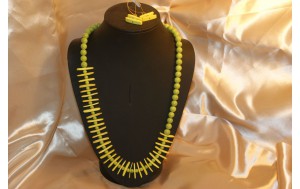 collana e orecchini in legno e perle di resina