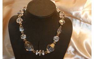 girocollo con cristalli di rocca sfaccettati