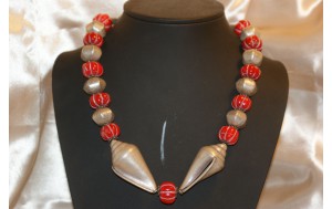 coll. misura media con corallo rosso ,conchiglie e componenti in argento anticato