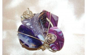 spilla realizzata con filo argento,differenti tipi di agata e farfalla in ametista