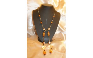 coll.cravattino con resina simil ambra e perline di vetro